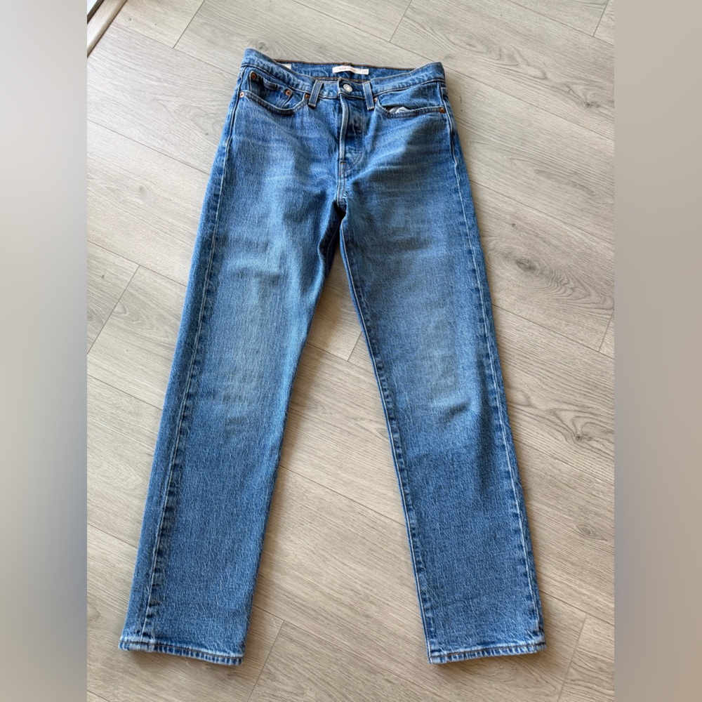 Levi's Straight Leg Jeans in Medium Blue Wash